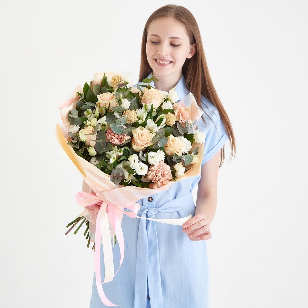 Кремовый букет с эвкалиптом — фото 1 — купить в Краснодаре