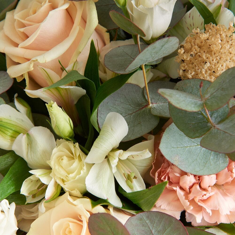 Кремовый букет с эвкалиптом — фото 2 — купить в Волгограде — фото 2