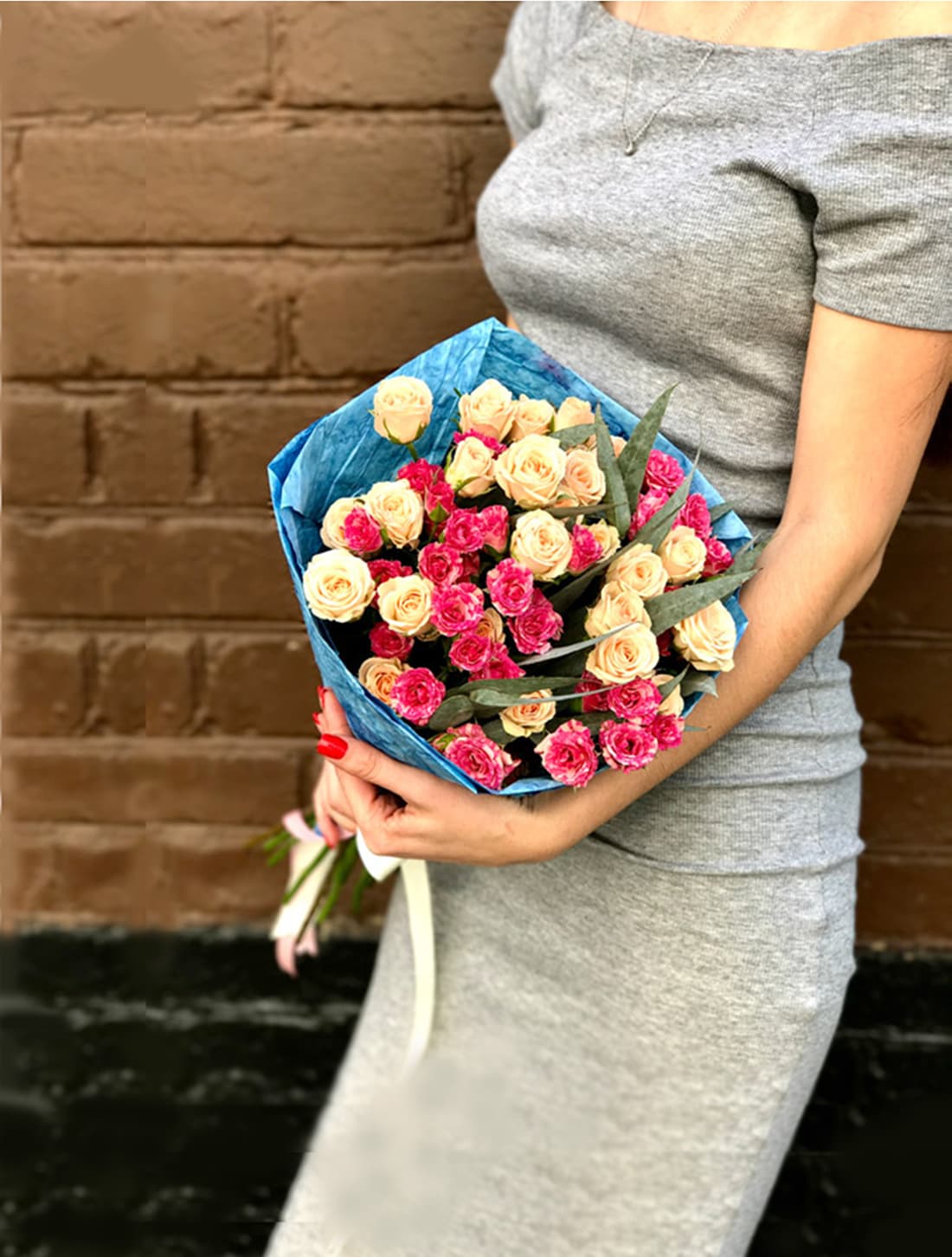 Кустовые розы в голубом крафте — купить в Краснодаре