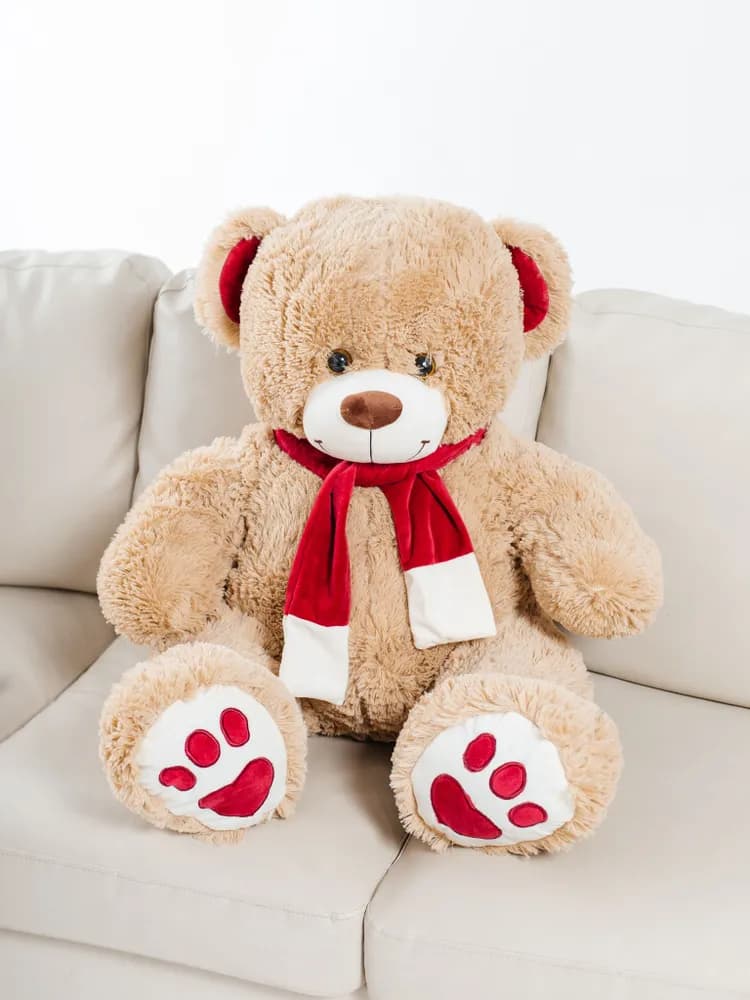 Медведь Кельвин с красным шарфом