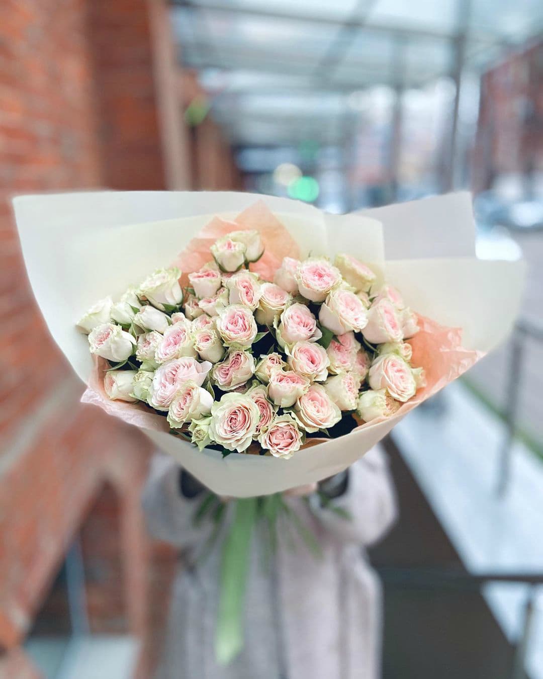 Монобукет из пионовидной кустовой розы — купить в Краснодаре