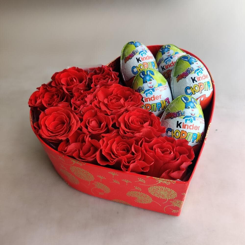 Сердце из роз с киндерами мини