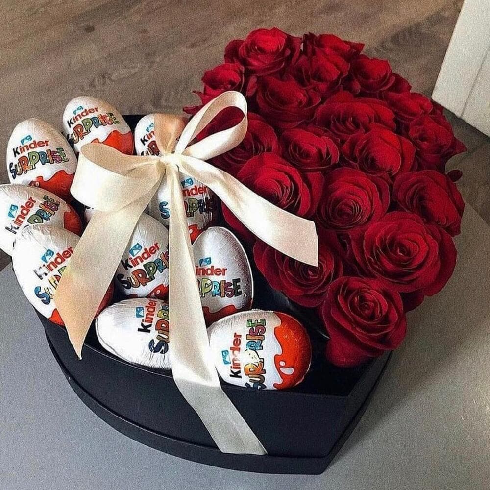 Сердце из роз с киндерами