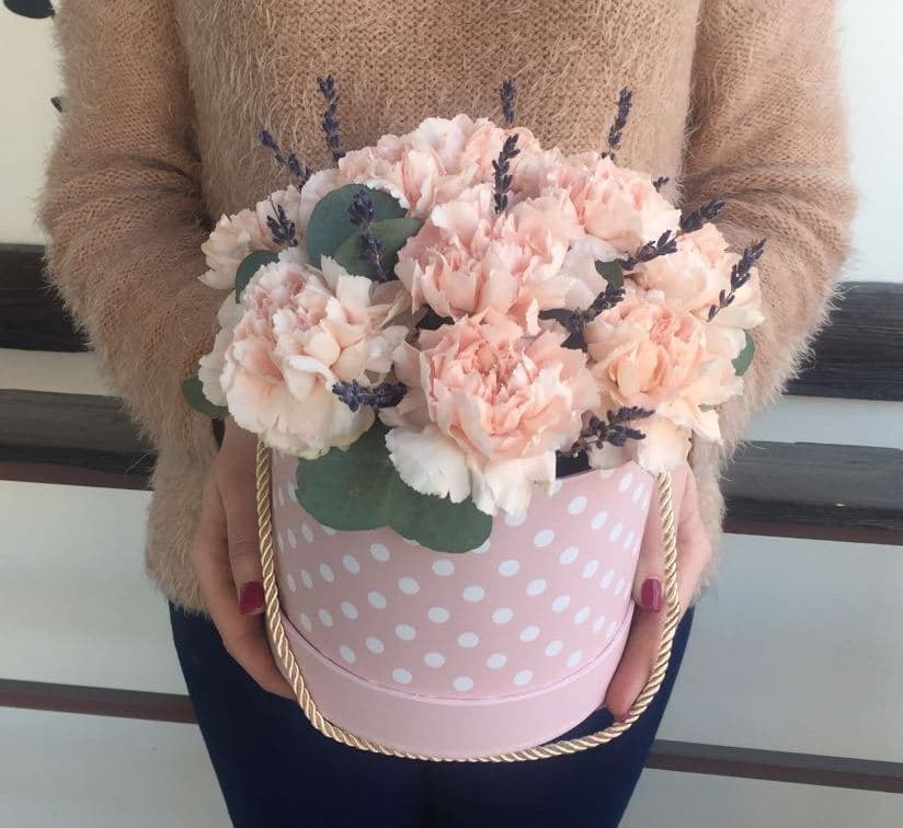 Шляпная коробка с диантусами "Розовый пух"