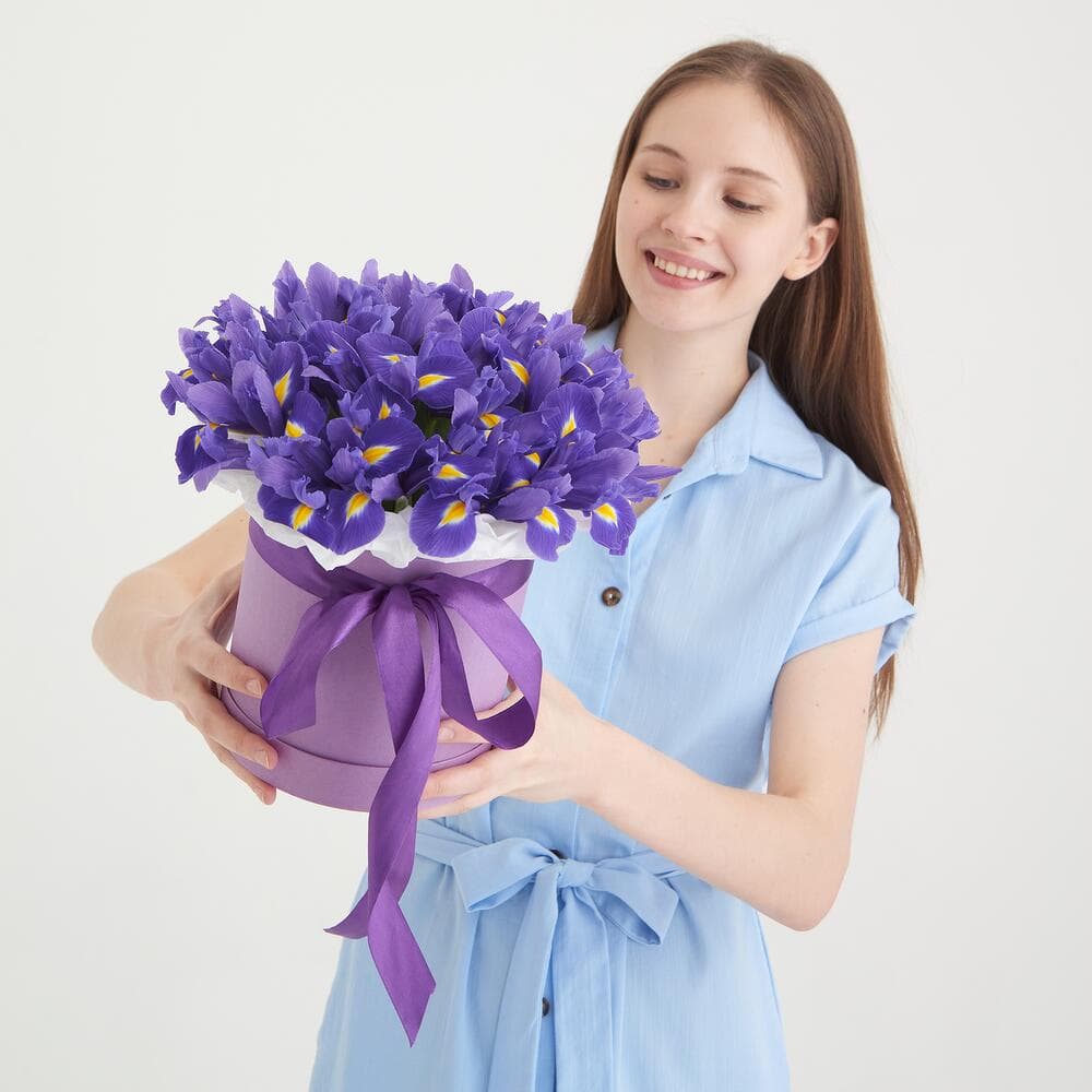 Шляпная коробка с ирисами