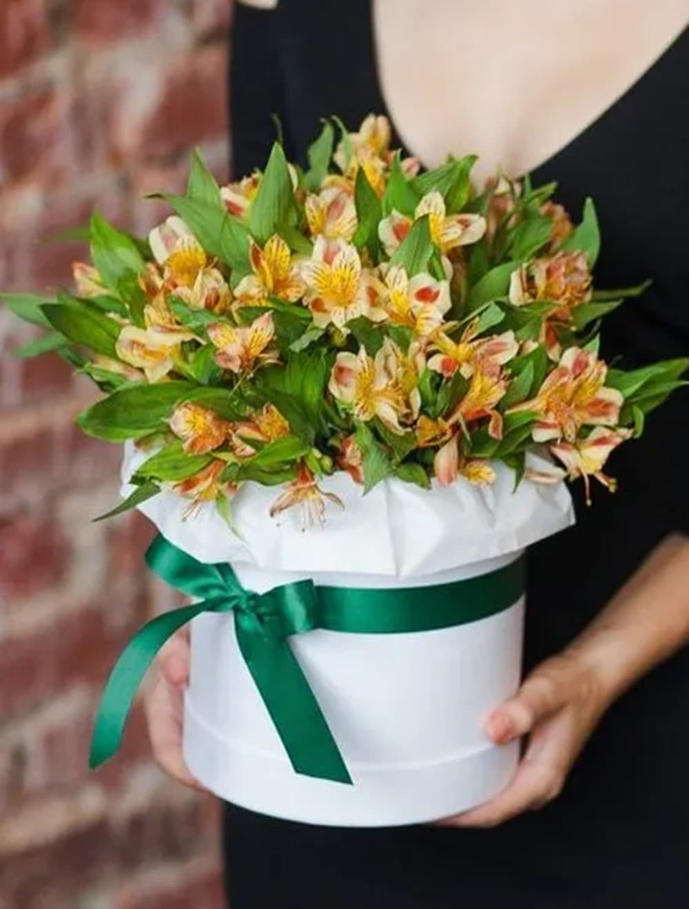 Стильная коробочка с альстромерией