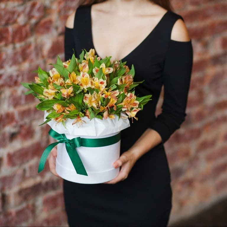 Стильная коробочка с альстромерией