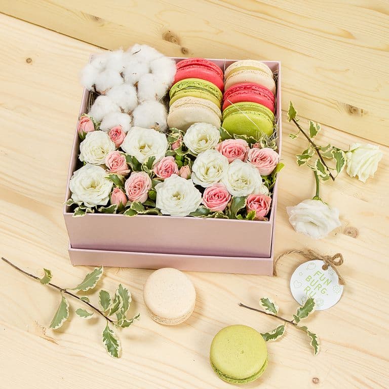 Цветочный бокс с макаронс