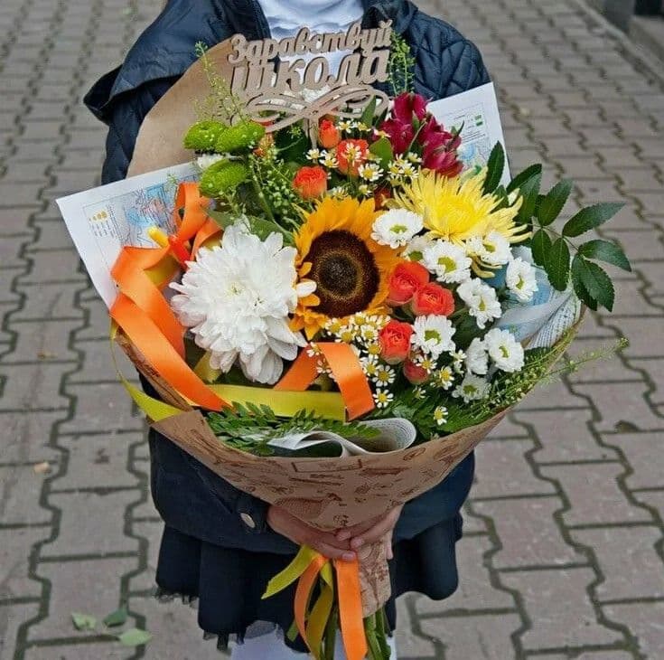Классика на День знаний: розы, гладиолусы и георгины для школы