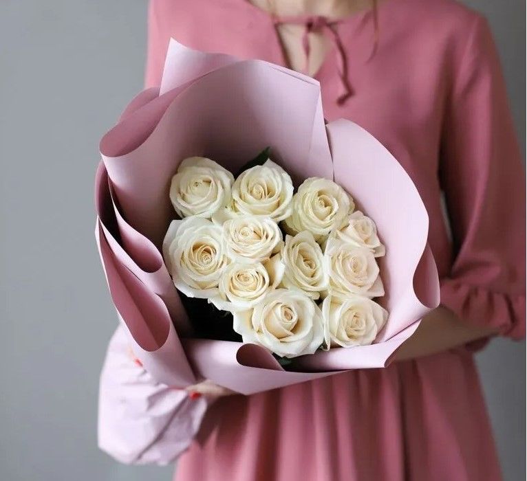 Белые розы в упаковке — купить в Rose Studio Краснодар
